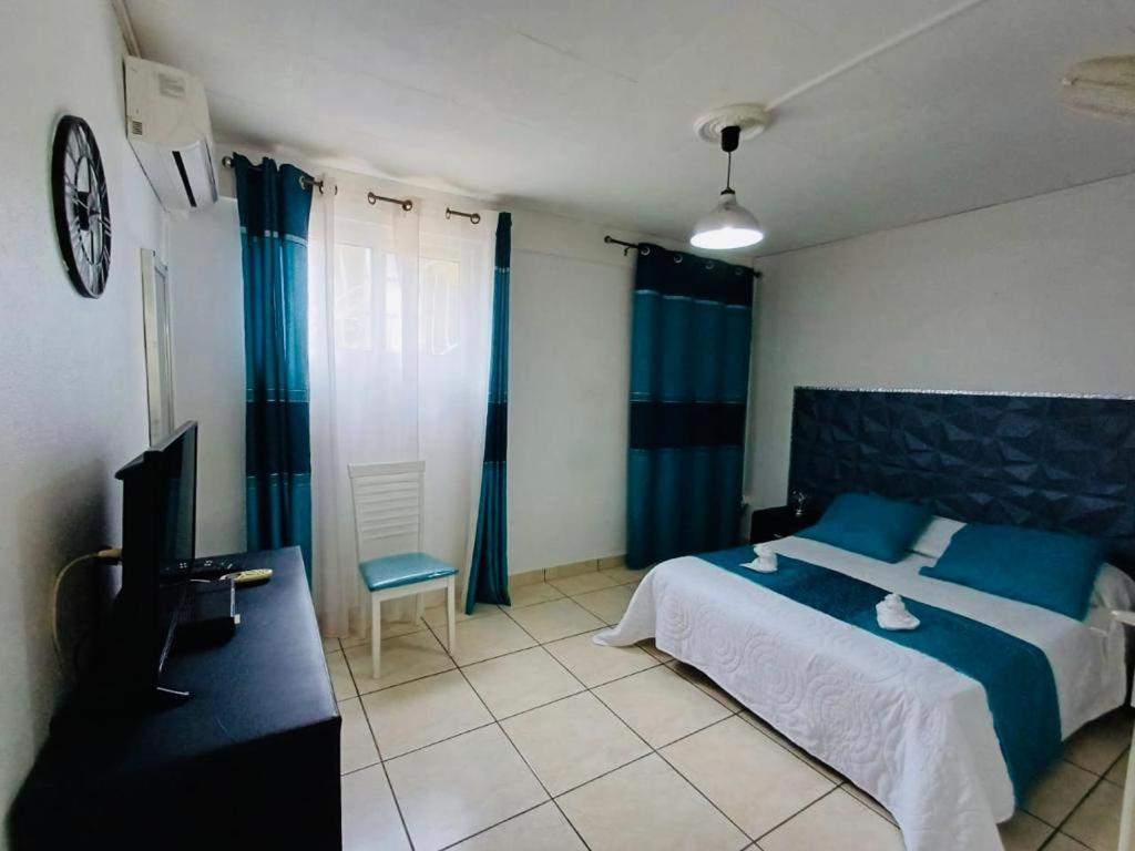 Coquet F2 Climatise Avec Piscine Au Lamentin Apartman Le Lamentin Kültér fotó
