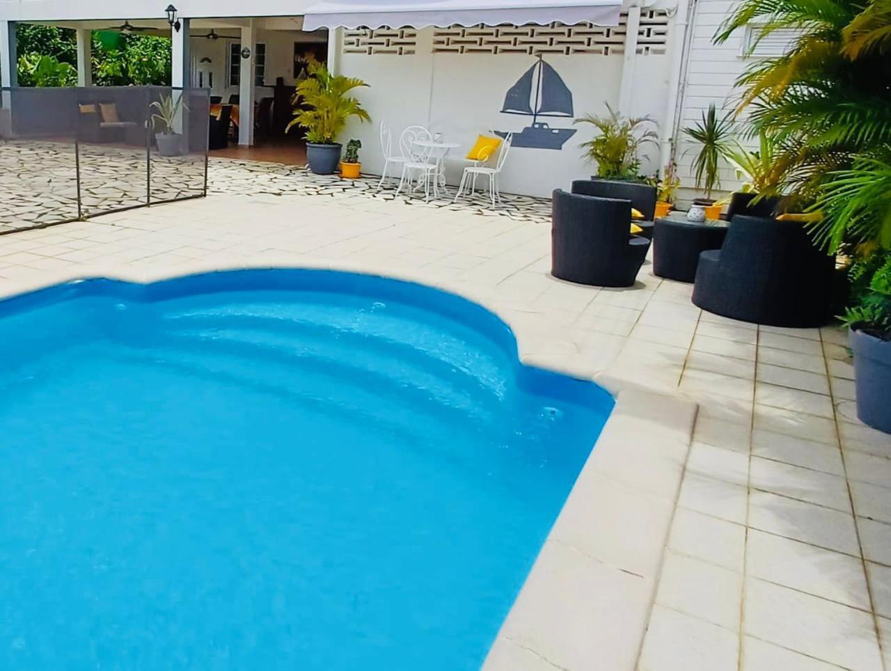 Coquet F2 Climatise Avec Piscine Au Lamentin Apartman Le Lamentin Kültér fotó