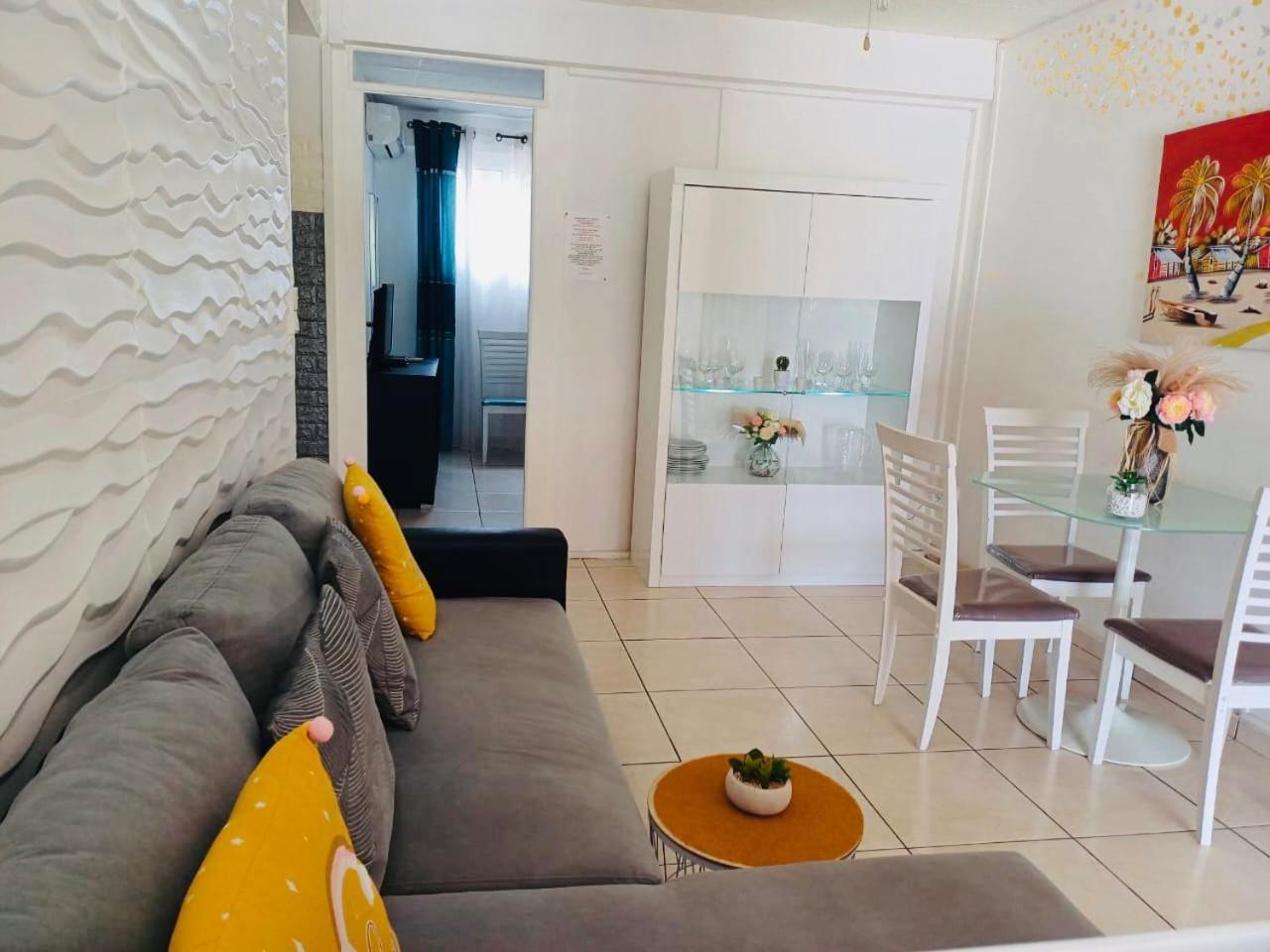 Coquet F2 Climatise Avec Piscine Au Lamentin Apartman Le Lamentin Kültér fotó